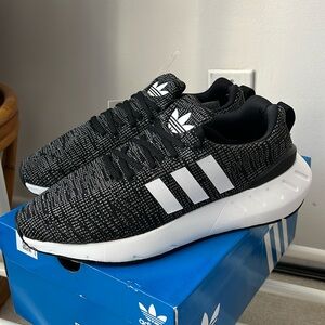 ADIDAS Originals Swift Run 22J boys girls 7 black grey